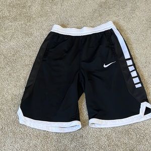 nike elite basketball shorts, size youth XL